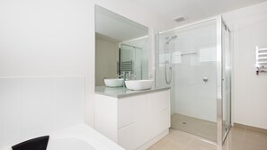 Badewanne, Haartrockner, Handtücher