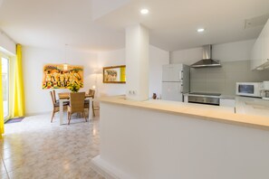 Chaise haute, tables à manger