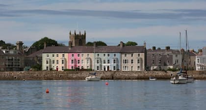 Sailors Return - a ground floor bedroom that sleeps 8 guests in 4 bedrooms