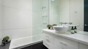 Duschwanne, Haartrockner, Handtücher