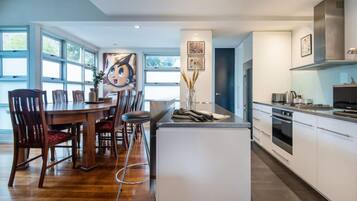 Fridge, microwave, stovetop, dishwasher
