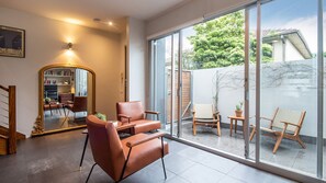 Interior - Elwood Village Entertainer (Elwood)