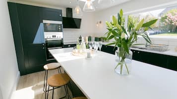 Kühlschrank, Mikrowelle, Geschirrspüler, Hochstuhl