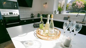 Kjøleskap, mikrobølgeovn, oppvaskmaskin og høy barnestol
