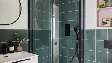 Deluxe Apartment, 1 Bedroom, Non Smoking, Refrigerator & Microwave | Bathroom | Shower, free toiletries, hair dryer, towels