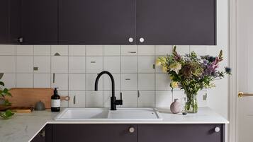 Deluxe Apartment, 1 Bedroom, Non Smoking, Refrigerator & Microwave | Private kitchen | Fridge, microwave, oven, stovetop