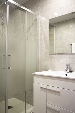 Douche, séchoir à cheveux, serviettes fournies, savon
