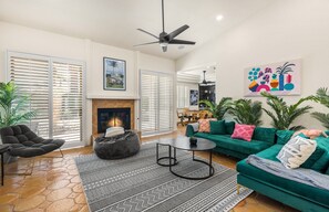 Televisión y chimenea