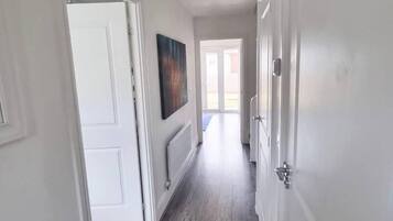 Rumah, Beberapa Tempat Tidur | 4 kamar tidur, setrika/meja setrika, Wi-Fi gratis, dan seprai linen