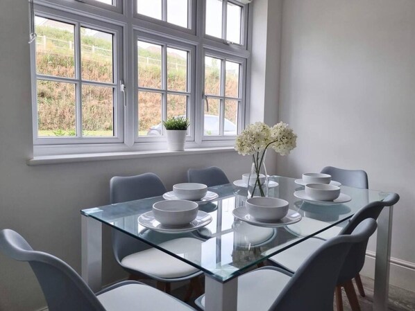 House, Multiple Beds | Private kitchen | Fridge, microwave, oven, stovetop - Stunning and Modern House in Luton, England (Luton)