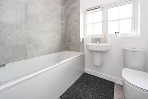 Ferienhaus, Mehrere Betten | Badezimmer | Duschwanne, Komfortbadewanne, Haartrockner, HandtĂŒcher