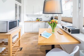 Kühlschrank, Mikrowelle, Wasserkocher mit Kaffee-/Teezubehör, Toaster