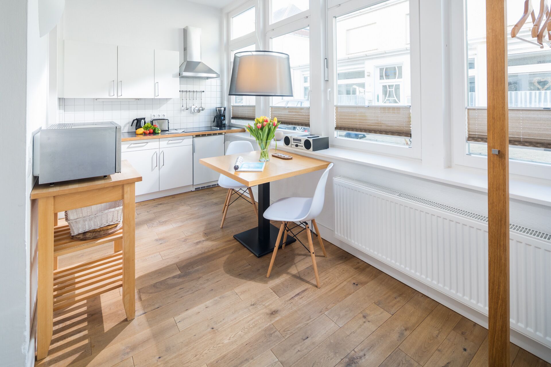 Kjøleskap, mikrobølgeovn, kaffetrakter/tekoker og brødrister