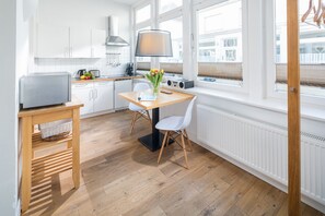 Kühlschrank, Mikrowelle, Wasserkocher mit Kaffee-/Teezubehör, Toaster