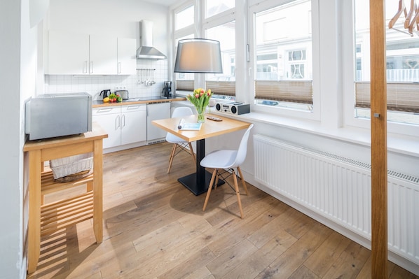 Kühlschrank, Mikrowelle, Wasserkocher mit Kaffee-/Teezubehör, Toaster