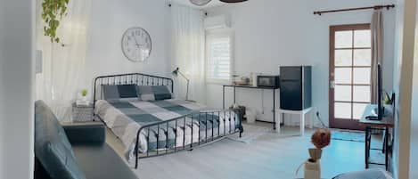 1 habitación, tabla de planchar con plancha y cuna de viaje