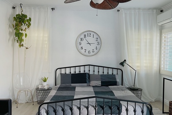 1 habitación, tabla de planchar con plancha y cuna de viaje