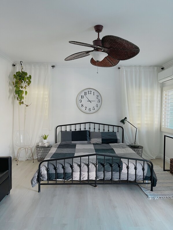 1 habitación, tabla de planchar con plancha y cuna de viaje