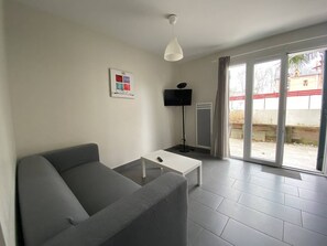 TV - Comfortable T1 bis with terrace, private parking, near spa (Cambo-les-Bains)