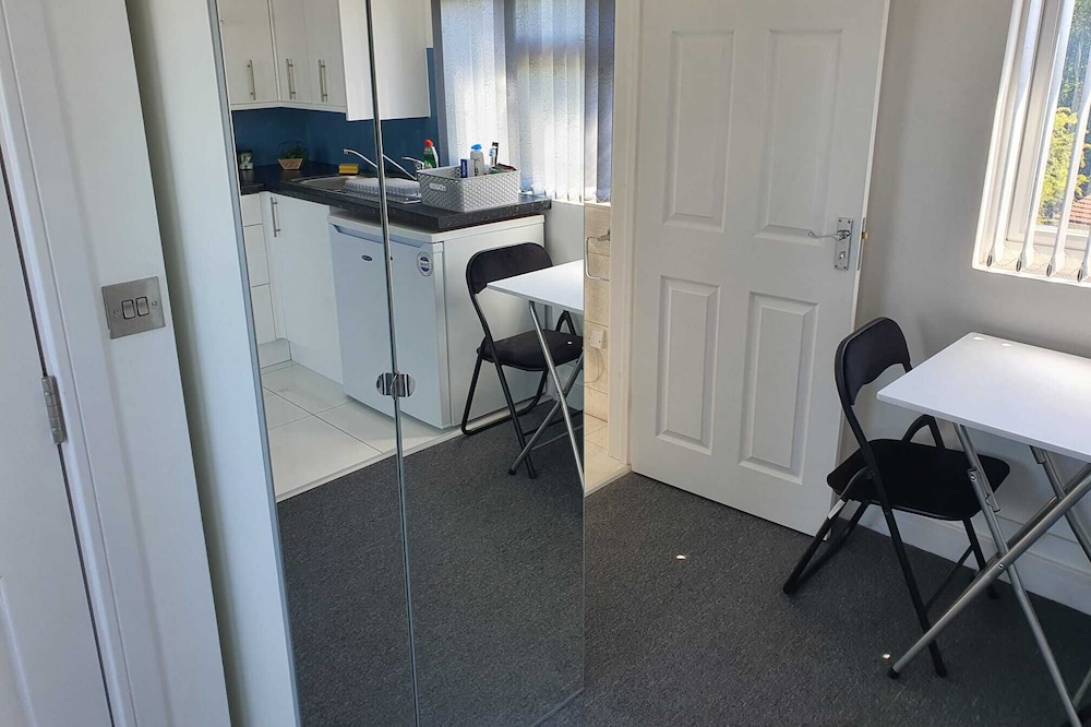 20 mins Heathrow,15 mins Elizabeth line, 20 mins Wembley, 25 mins Central London