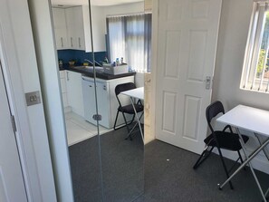 Fridge, microwave, electric kettle, toaster - 20 mins Heathrow,15 mins Elizabeth line, 20 mins Wembley, 25 mins Central London (Hayes)