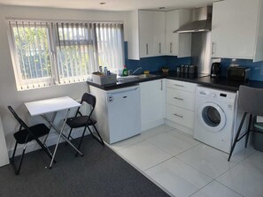 Frigorifero, microonde, bollitore elettrico, tostapane