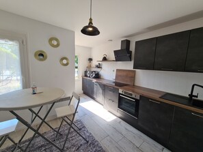 Geladeira, micro-ondas, lava-louças