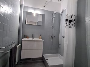 Kostenlose Toilettenartikel, Handtücher