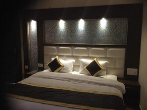 Egyptian cotton sheets, premium bedding, down duvets, memory-foam beds - Goroomgo Kavyansh Villa Bhimtal (Nainital)