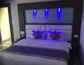 Egyptian cotton sheets, premium bedding, down duvets, memory-foam beds - Goroomgo Kavyansh Villa Bhimtal (Nainital)