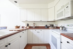 Kitchen - Luxurious 2BR/2BA 2-Level Kihei Resort Loft | Private, AC, Pool, Beach (Kihei)