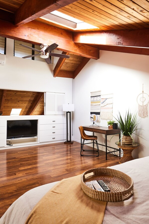 Master bedroom - Luxurious 2BR/2BA 2-Level Kihei Resort Loft | Private, AC, Pool, Beach (Kihei)