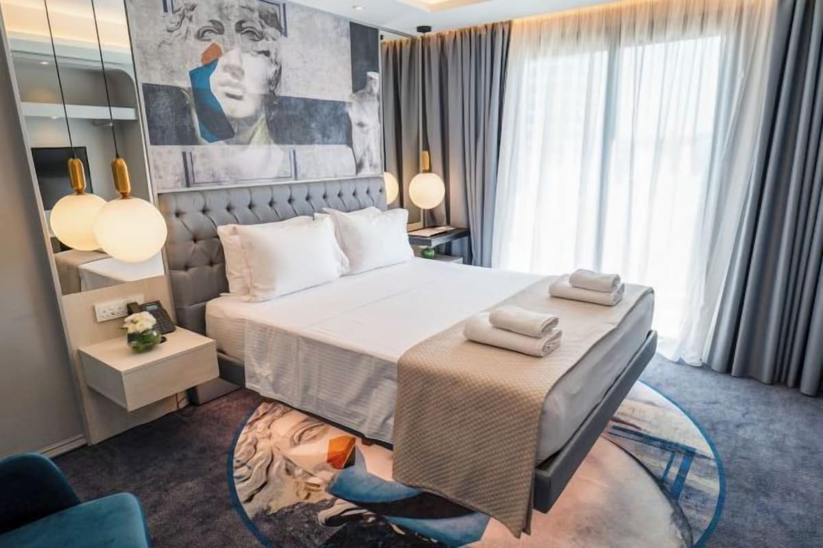 Minibar, safe på rommet, skrivebord og lydisolert