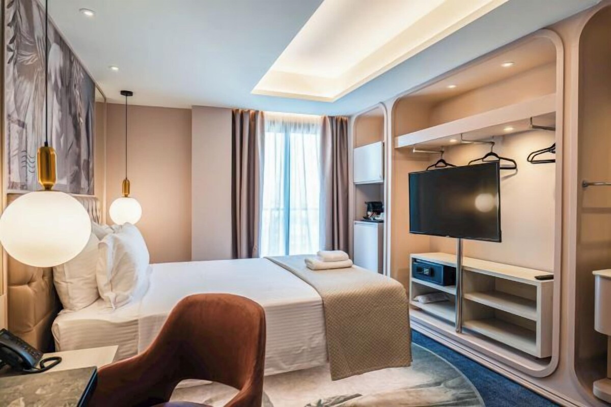 Minibar, safe på rommet, skrivebord og lydisolert