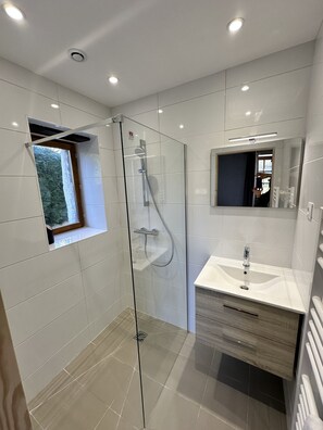 Dusche, Haartrockner, Toilettenpapier