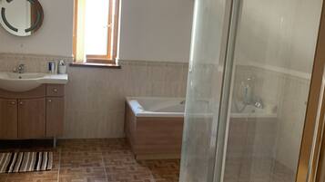 House | 4 bedrooms, iron/ironing board, free WiFi, bed sheets