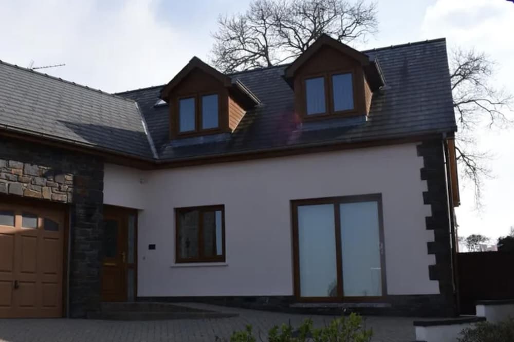 Captivating 4-bed House in West Wales