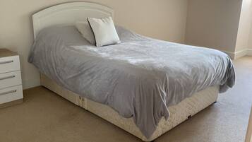 House | 4 bedrooms, iron/ironing board, free WiFi, bed sheets