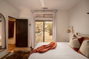 6 bedrooms, desk, iron/ironing board, free WiFi - Saguaro Ridge by Fieldtrip - Palm Tree Oasis - Pool & Yoga Deck (Yucca Valley)