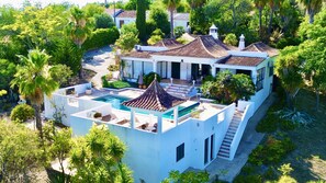 A modern villa with a rooftop pool, surrounded by lush greenery and palm trees. - Magical VILLA "CASA KOI" in São Brás de Alportel (sao bras de Alportel)