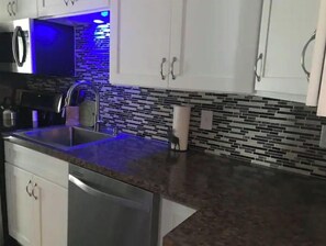 Fridge, microwave, oven, stovetop - Captain’s Quarters at Water’s Edge (Gouverneur)