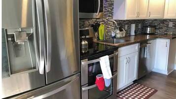 雪櫃、微波爐、焗爐、爐具