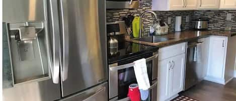 Réfrigérateur, micro-ondes, four, plaque de cuisson