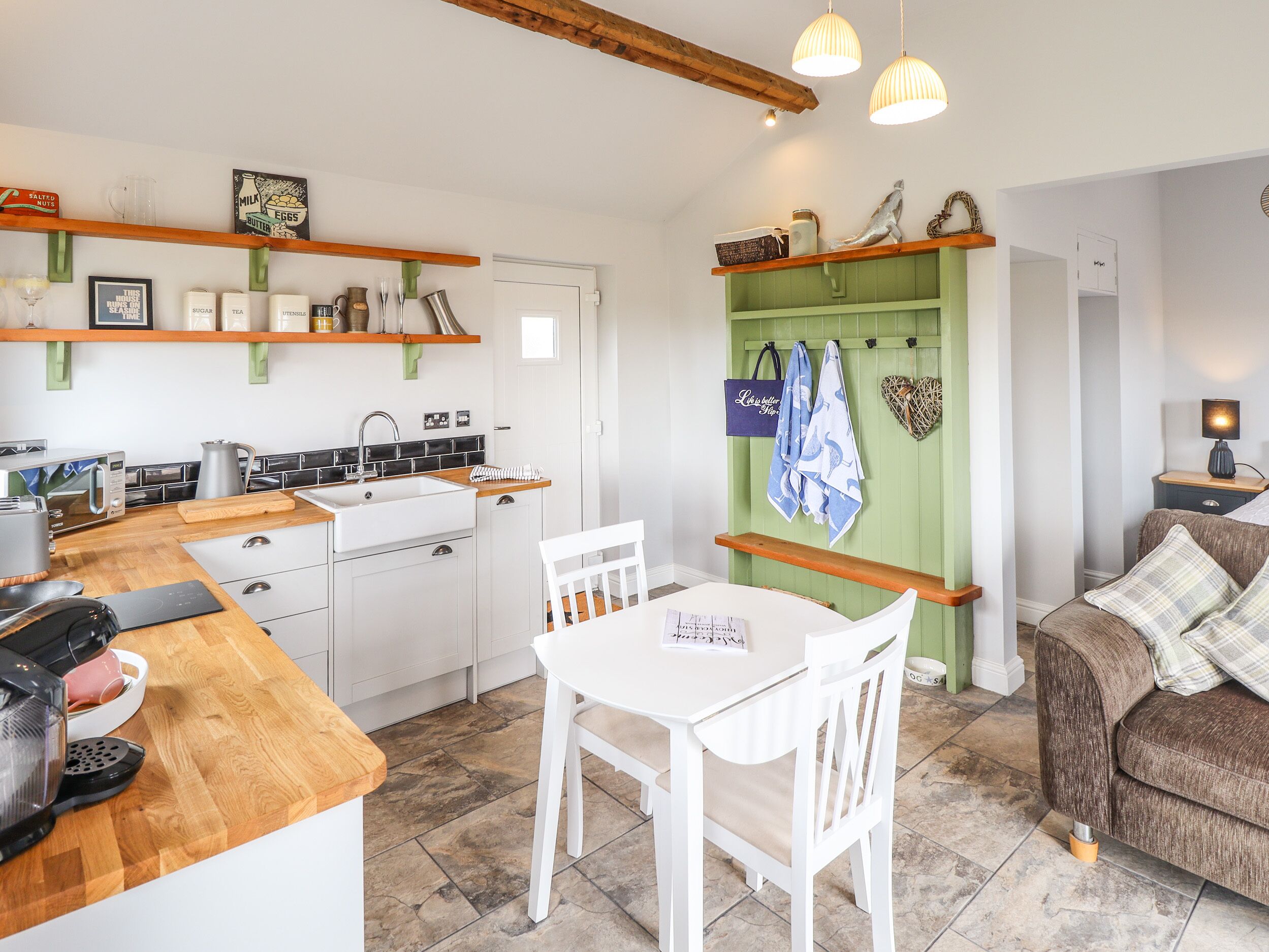 SANDERLINGS COTTAGE, pet friendly, with a garden in Sutton-On-Sea