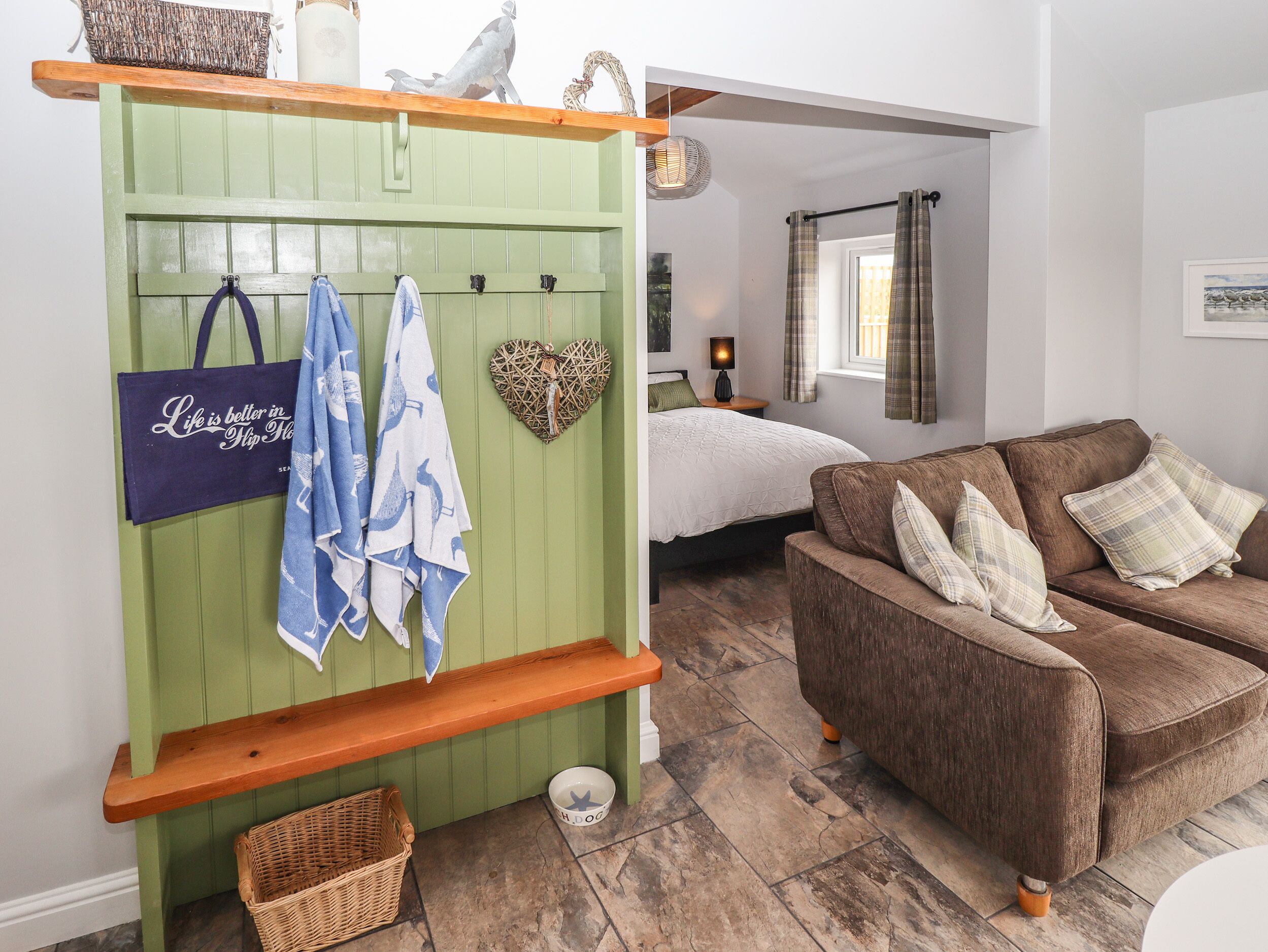 SANDERLINGS COTTAGE, pet friendly, with a garden in Sutton-On-Sea