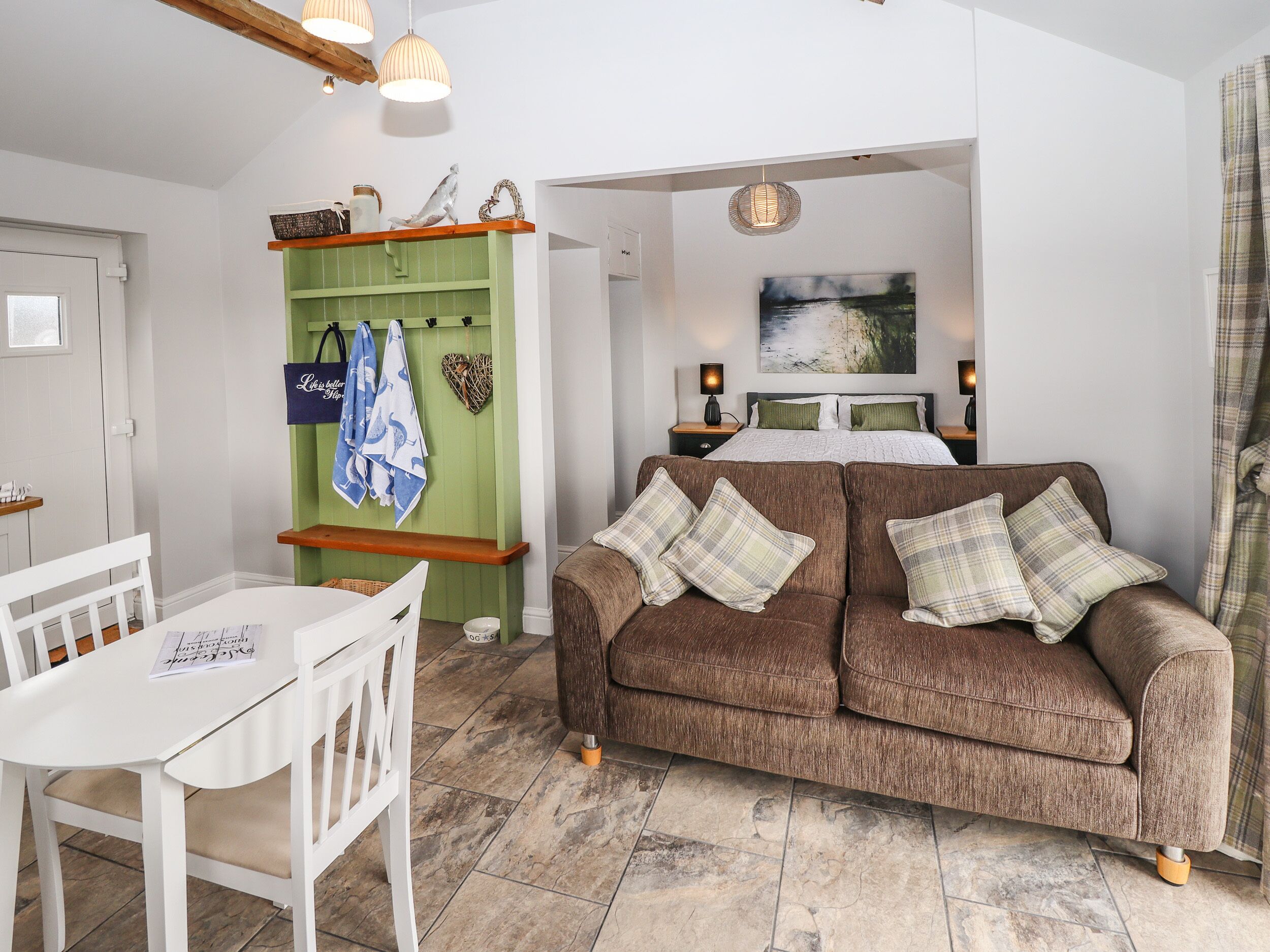 SANDERLINGS COTTAGE, pet friendly, with a garden in Sutton-On-Sea