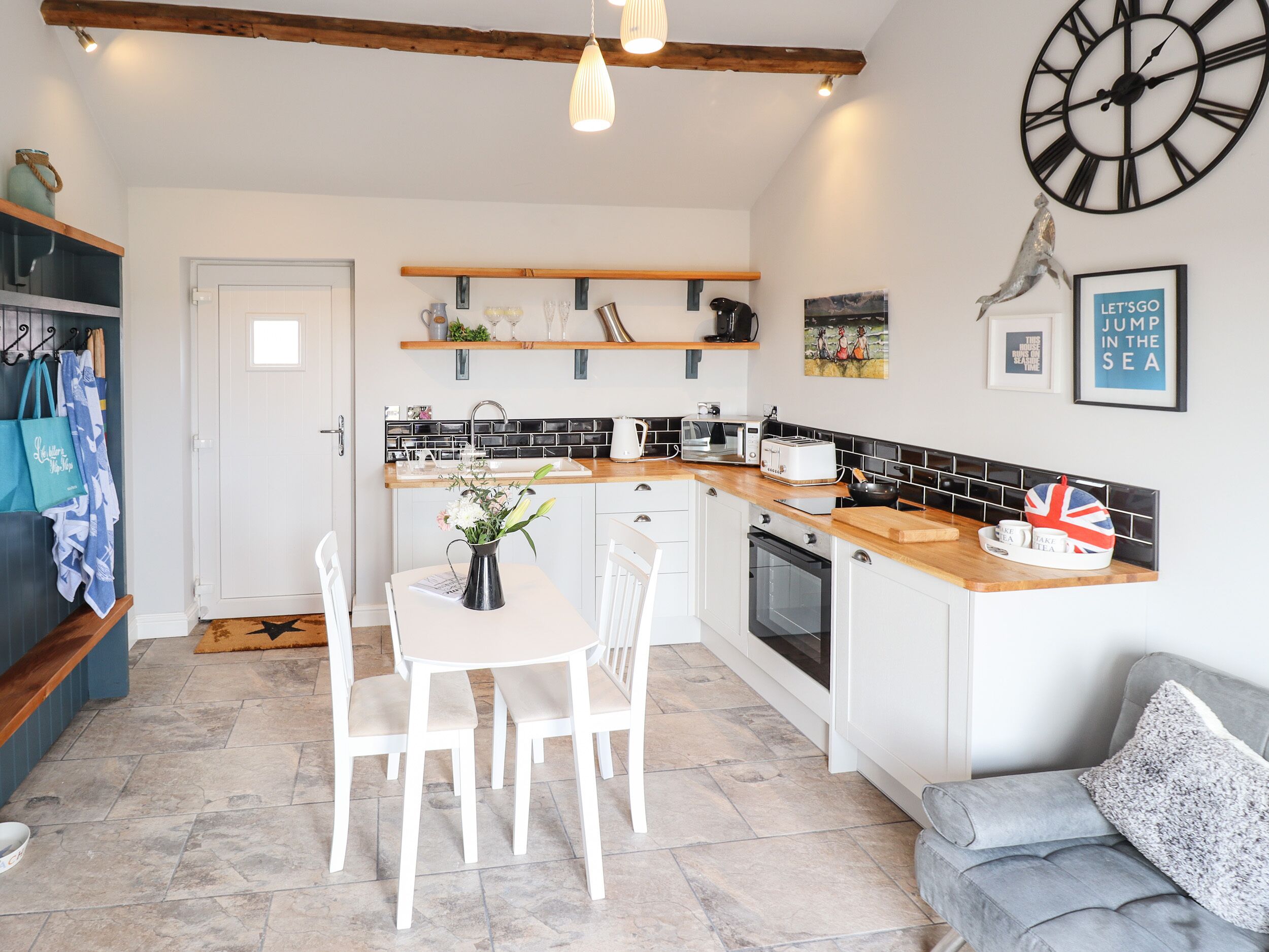 WAGTAIL COTTAGE, pet friendly, with a garden in Sutton-On-Sea