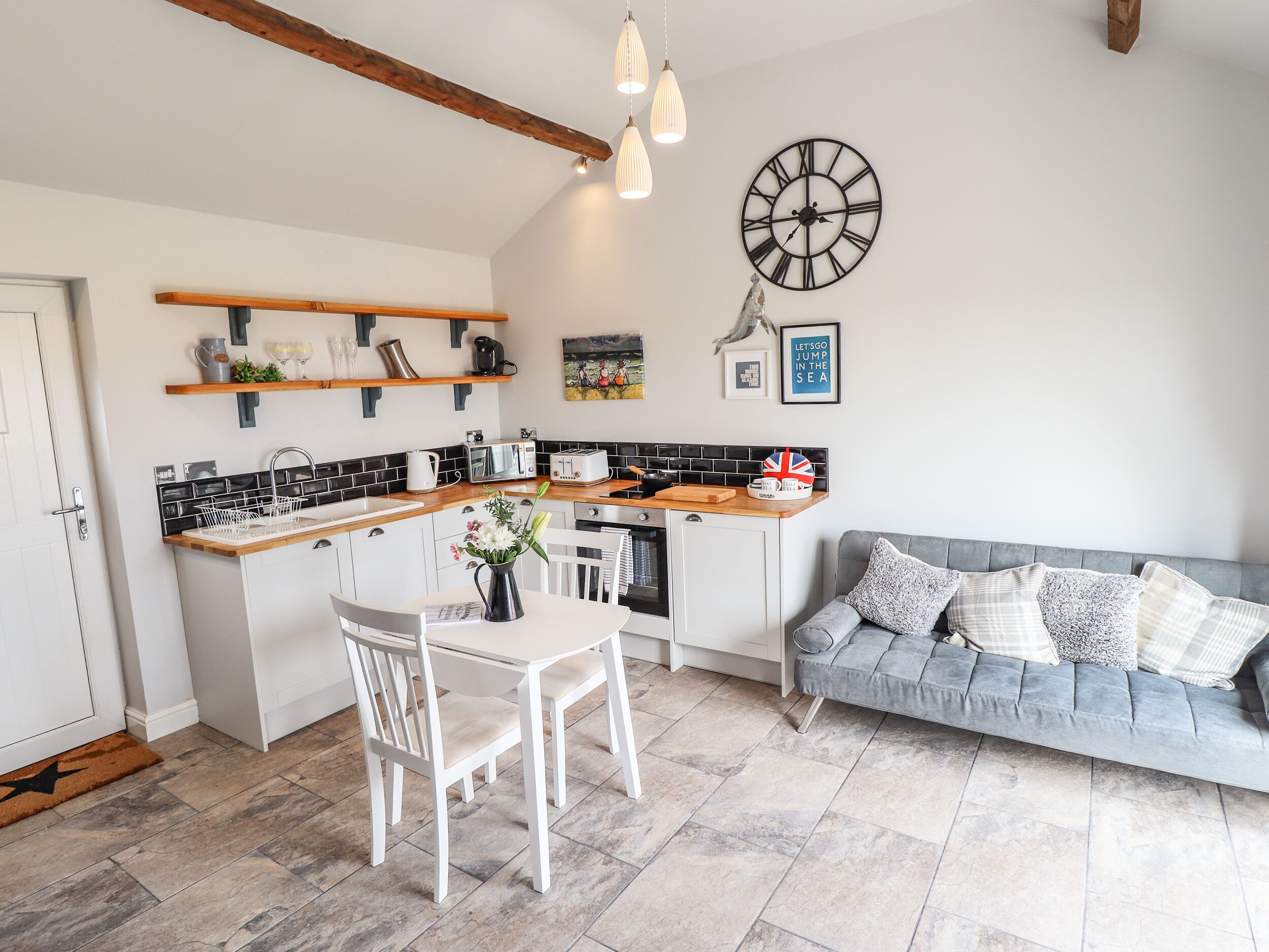 WAGTAIL COTTAGE, pet friendly, with a garden in Sutton-On-Sea
