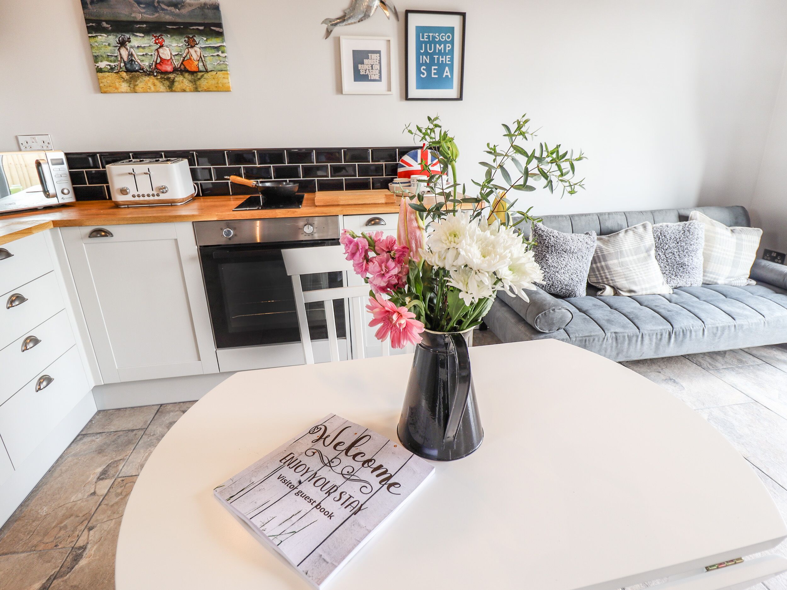 WAGTAIL COTTAGE, pet friendly, with a garden in Sutton-On-Sea