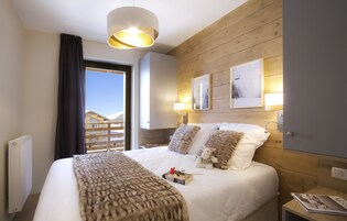 Sistema de insonorización, cunas gratuitas, wifi gratis y ropa de cama